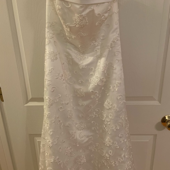 David's Bridal White Strapless Gown NWT, size 10. Never worn. Never altered. - Picture 2 of 4